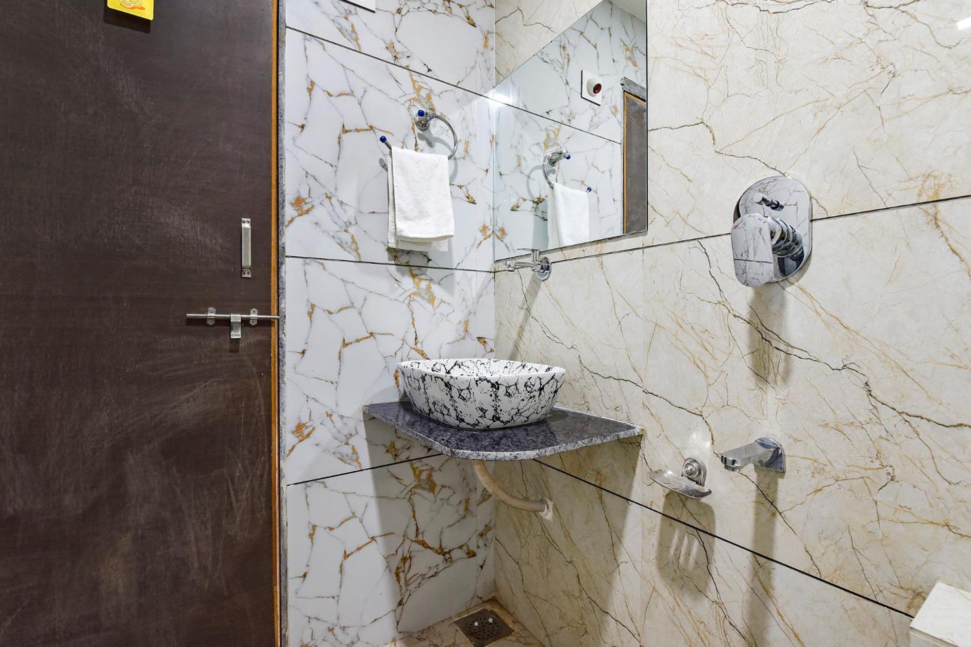 Fabhotel Symphony Grand Ahmedabad Buitenkant foto